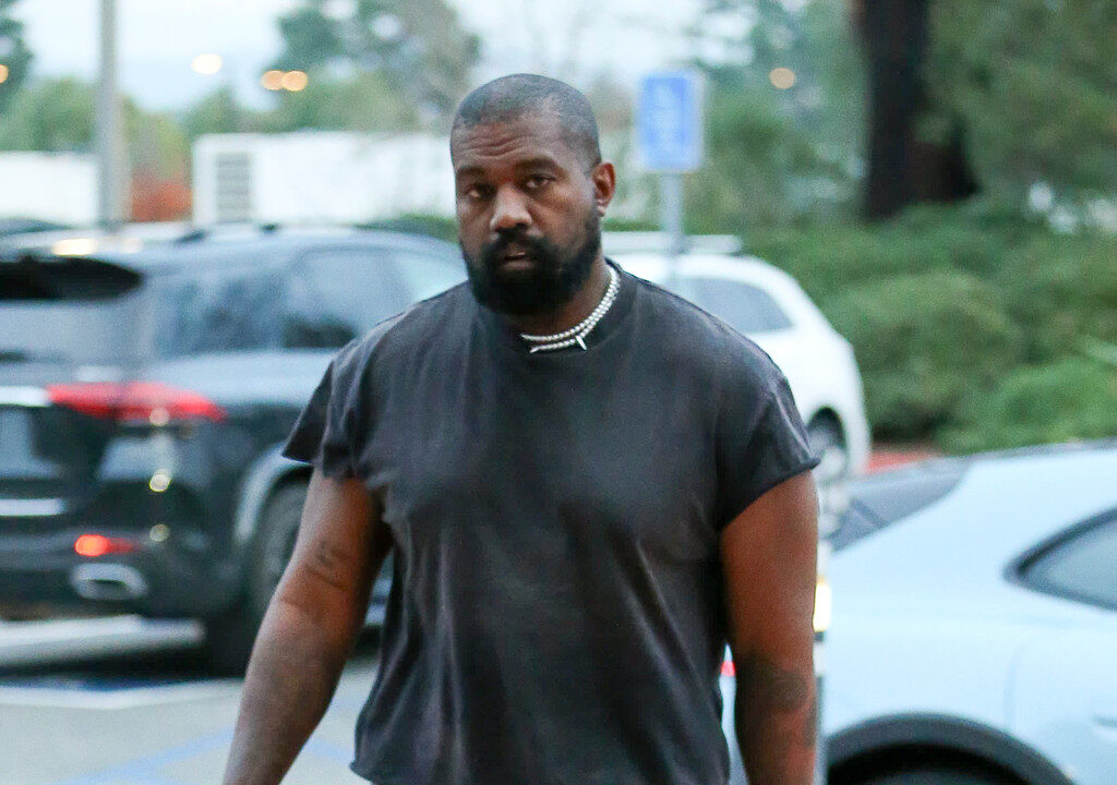 Kanye west attending his children's basketball practice in los angeles